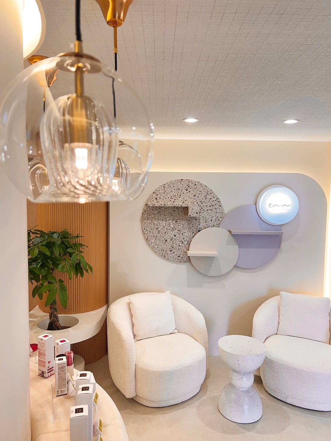 enn. サロン内観